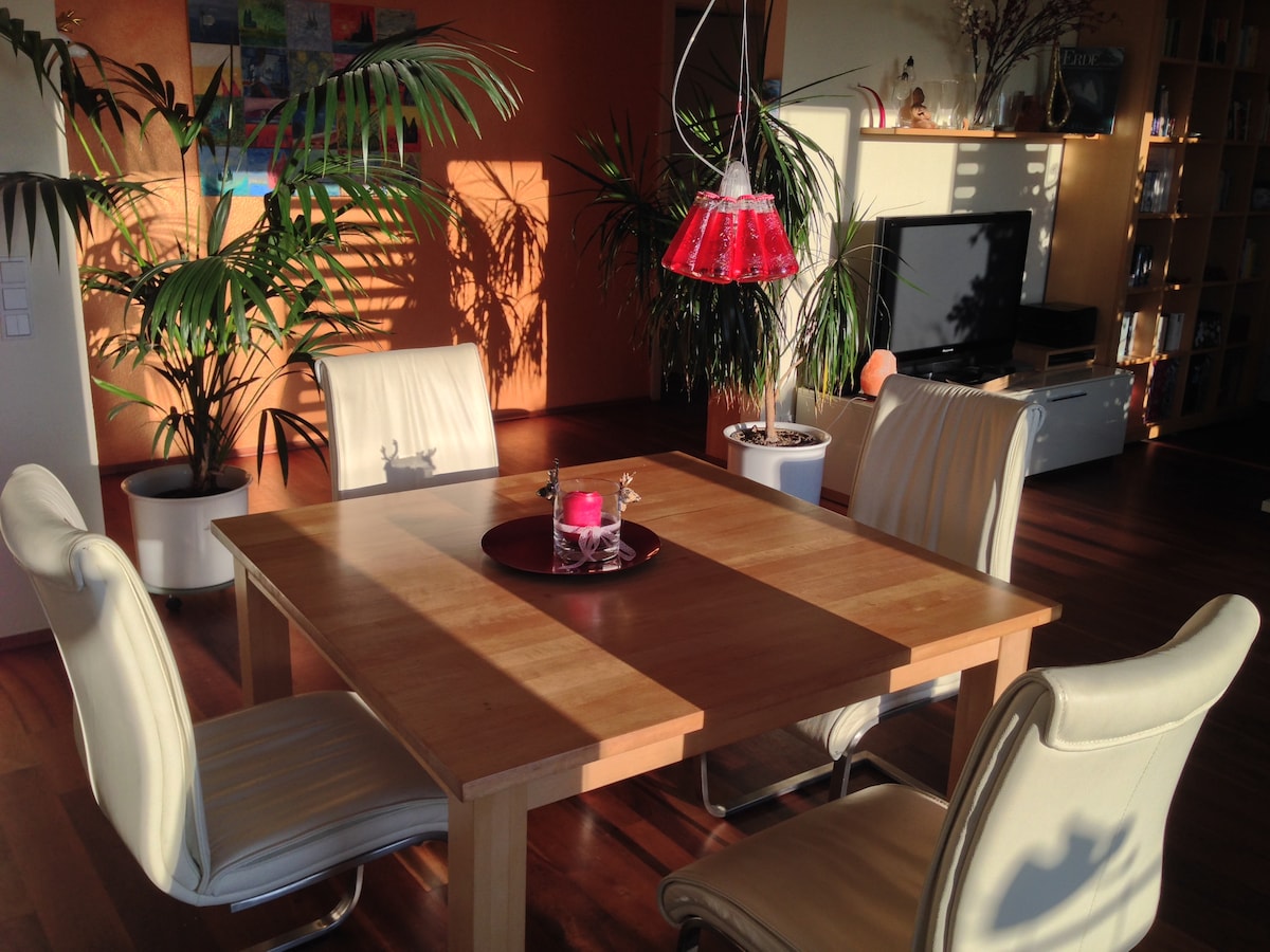 Heller Essbereich der Ferienwohnung