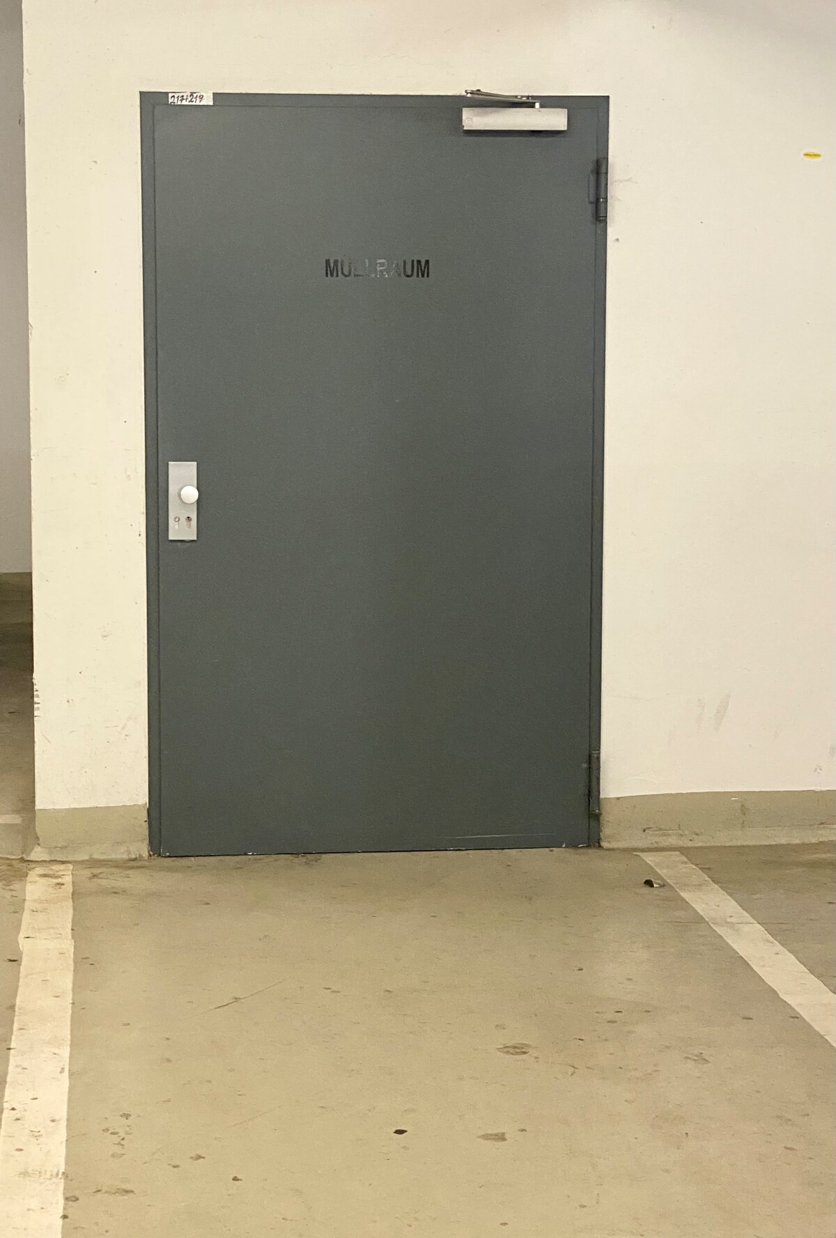 Müllplatz des Hauses