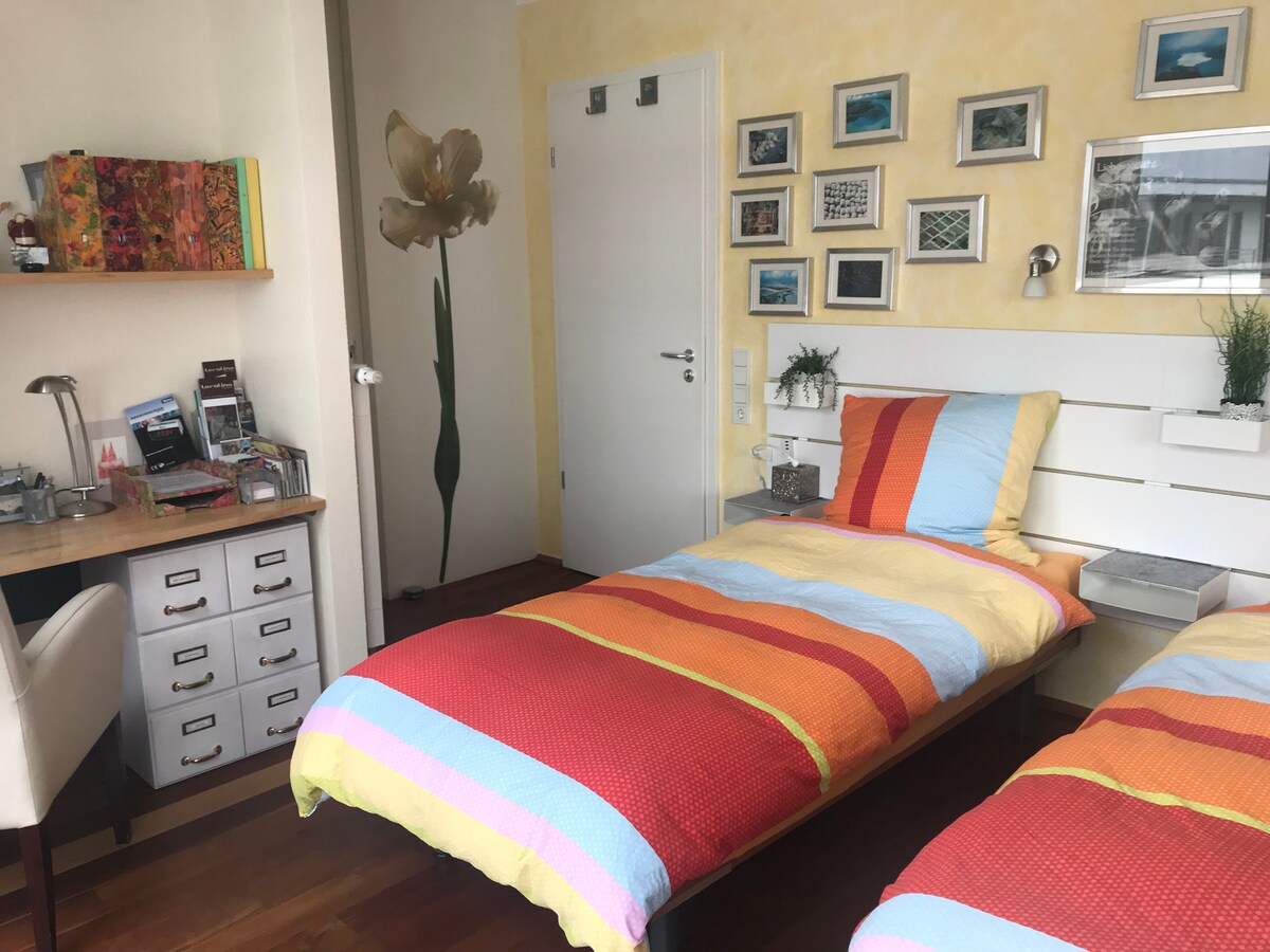 Schlafzimmer mit getrennt stehenden Betten