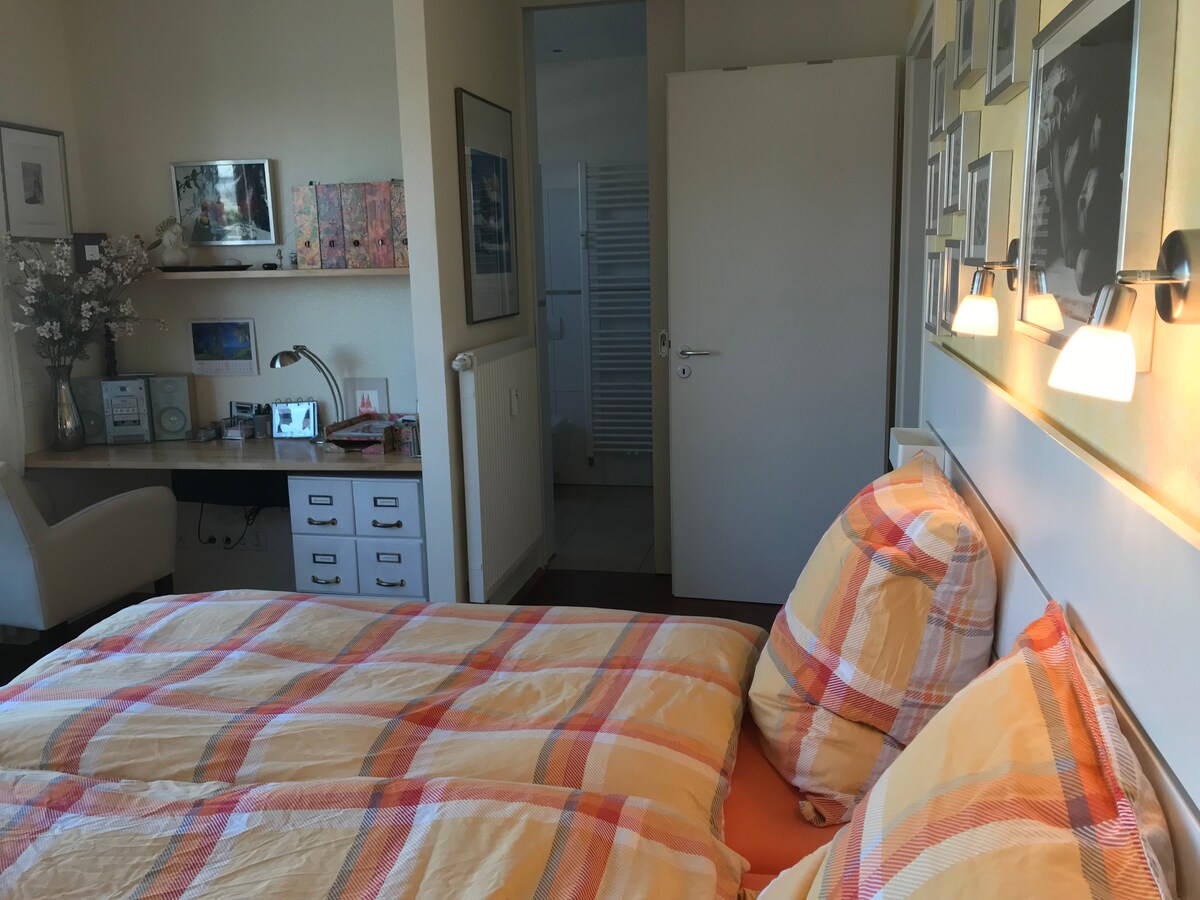 Schlafzimmer mit zusammengestellten Betten