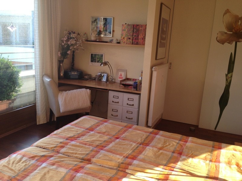 Schlafzimmer mit kleinem Schreibplatz