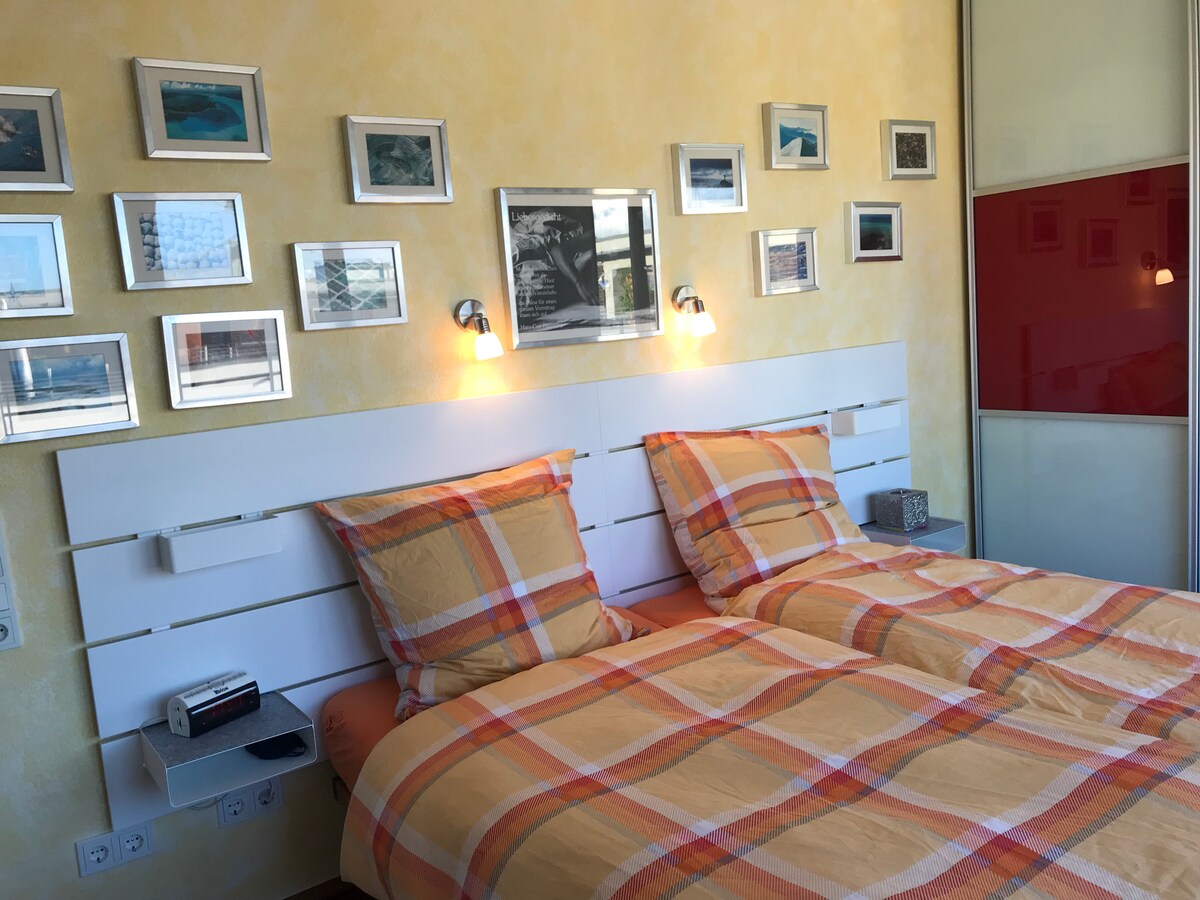Schlafzimmer mit zwei Betten