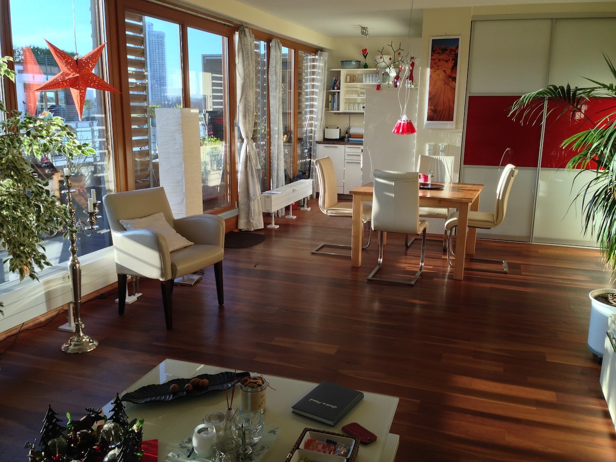 Wohnzimmer mit Blick in Richtung Küche